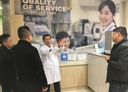 遵义市离退休干部工作局到爱尔眼科医院调研 老年眼病防治工作